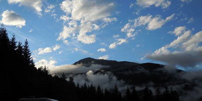 Reisemobilstellplatz - Art des Stellplatz: bei Bergbahn - Alpen - tolle Wolken über den Wohnmobilen - Panoramastellplatz Friedburg