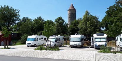 Reisemobilstellplatz - Preis - Bayern - Wohnmobilstellplatz Iphofen mit Blick auf die historische Stadtmauer und den Eulenturm - Wohnmobilstellplatz am Einersheimer Tor