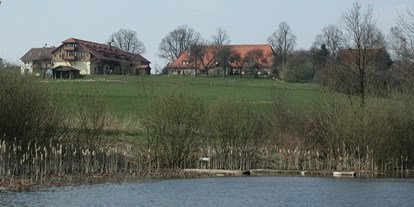 Reisemobilstellplatz - Umgebungsschwerpunkt: See - Franken - Blick vom Hüllweiher auf den Landgasthof GUT SCHÖNHOF - Gut Schönhof