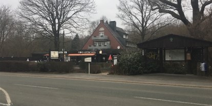 Motorhome parking space - Bergkamen - Kiosk mit Hotel und Restaurant, Wandertafel, Eingang zum Freizeitzentrum. - Freitzeitzentrum Biebertal Menden (Sauerland)