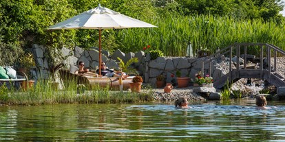 Reisemobilstellplatz - Swimmingpool - Bayern - Entspannen am Naturbadesee im Campingplatz Max 1 - Stellplatz Kur- und Feriencamping Max 1