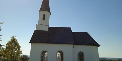 Motorhome parking space - Bavaria - Kapelle in Petzgersdorf  - Naturlandhof Daxlberg