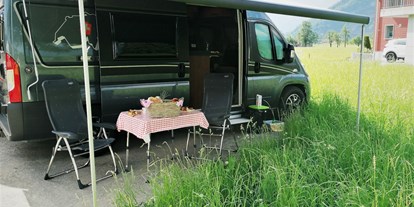 Reisemobilstellplatz - Wohnwagen erlaubt - Schweiz - Dein Fahrzeug steht bei uns auf waagerechtem betoniertem Untergrund mit Blick ins Grüne. - Vogelmatt Steinen