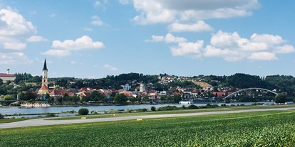 Reisemobilstellplatz - Passau (Passau) - Blick nach Vilshofen vom Donauradweg aus, im Vordergrund der Flugplatz mit Restaurant.  - Camper Stellplatz "VORMFELD"