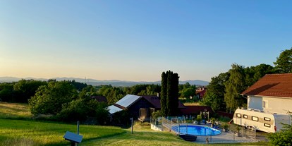 Reisemobilstellplatz - Swimmingpool - Bayern - Blick über den Stellplatz "Wiese"  in den Bayrischen Wald - Juni 2023 - Camper Stellplatz "VORMFELD"