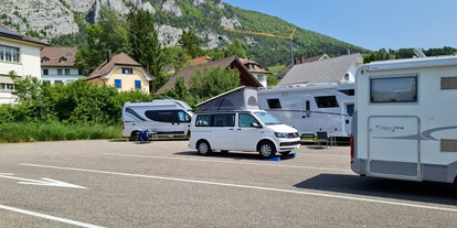 Reisemobilstellplatz - Wohnwagen erlaubt - Schweiz - Stellplatz von Westen Richtung glatte Fluh. - Hirschenparkplatz Welschenrohr