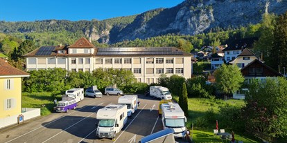 Reisemobilstellplatz - Wohnwagen erlaubt - Schweiz - Stellplatz von Gästezimmer aus. - Hirschenparkplatz Welschenrohr