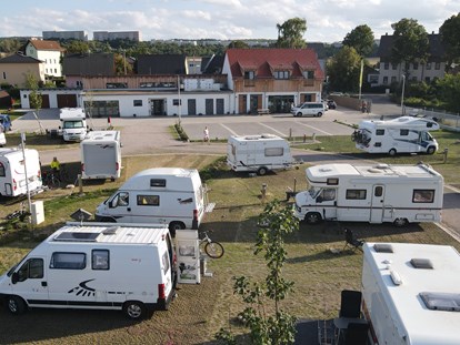 Reisemobilstellplatz - Umgebungsschwerpunkt: Stadt - Thüringen - Blick auf Rezeptions- und Sanitärgebäude - Campingpark Erfurt
