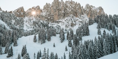 Reisemobilstellplatz - Schweiz - Im Winter auch ein besonderes Erlebnis. Das Grossmutterloch. Die Sonne scheint an bestimmten Daten im Jahr durch den Felsspalt.
Infos auf La Gruyere Tourisme - Gastlosen Camp Area Jaun