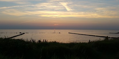 Reisemobilstellplatz - Umgebungsschwerpunkt: Meer - Rügen - Sonnenuntergang auf Dranske - Caravancamp "Ostseeblick"