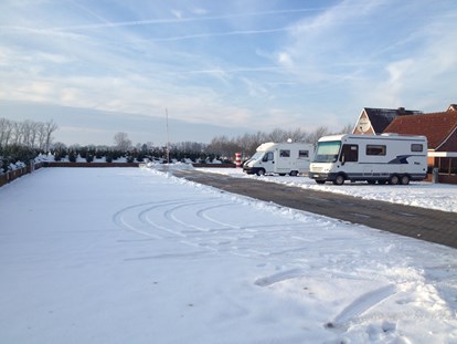 Motorhome parking space - Germany - In diesem Winter haben wir tatsächlich Schnee gehabt.
Unsere Warmwasserfußbodenheizung im Sanitärgebäude hat sich bewährt.
Frostsicherung für die Wasser- und Abwasseranlage ist vorhanden. - Ankerplatz Edeka Ditzum
