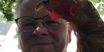 Reisemobilstellplatz - Ostfriesland - Eines unserer Tierschutzhühner 🥰 - Alter Bangsteder Hof 