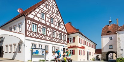 Reisemobilstellplatz - Preis - Bayern - Die Tourist-Information - direkt am Marktplatz in Monheim - Stellplatz bei Infostelle Geopark Ries / Stadthalle Monheim
