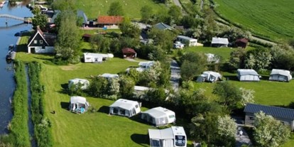 Reisemobilstellplatz - Umgebungsschwerpunkt: am Land - Niederlande - Luftaufnahme des Campingplatzes - Camping It Krúswetter