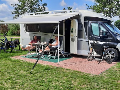 Reisemobilstellplatz - Grauwasserentsorgung - Niederlande - Alle unsere Stellplätze sind gepflastert. - Camping de Kei