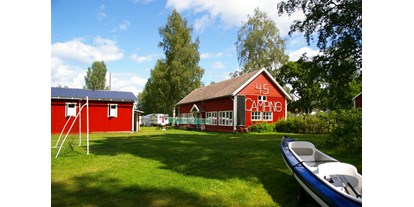 Reisemobilstellplatz - Stromanschluss - Schweden - Spielwiese, Gemeinschaftshaus und Servicegebäude - Camping 45