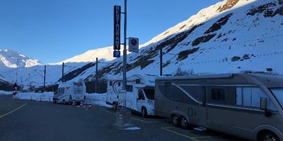 Reisemobilstellplatz - Wintercamping - Alpen - Morgenstunde hat Goldi n Munde..... freue mich auf Frühstück im Restaurant Zum Dörfli - Zumdorf Hospental