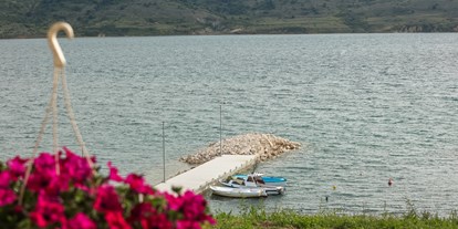 Reisemobilstellplatz - Umgebungsschwerpunkt: Meer - Dalmatien - Die Blumen auf der Terrasse - Autocamp Miocic