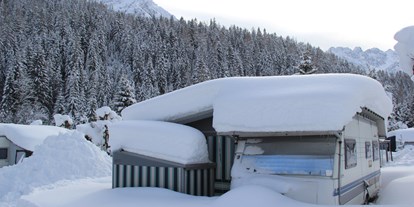 Motorhome parking space - Tyrol - Camping Biberhof im Winter - Stellplatz am Camping Biberhof