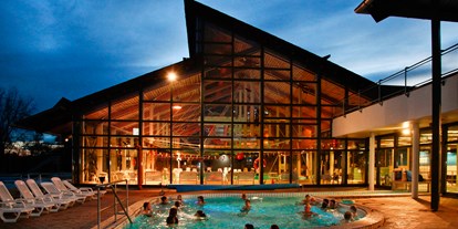 Reisemobilstellplatz - Swimmingpool - Bayern - Hallenbad mit Heißbecken - Stellplatz am Freizeitzentrum Badria