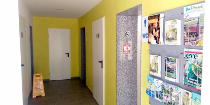 Reisemobilstellplatz - Entsorgung Toilettenkassette - Lüneburger Heide - Um die Sanitären Anlagen auf dem Campingplatz zu nutzen, ist eine offizielle Buchung auf dem Platz notwendig. - Stellplatz am Waldbad Dähre