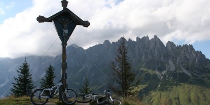 Reisemobilstellplatz - Angelmöglichkeit - Alpen - Am Gipfel des Hochkeils 
Kreuz mit herrlichem Blick auf die schöne Berglandschaft. 
 - Hochkönig Camping 