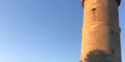 Reisemobilstellplatz - Art des Stellplatz: bei Museum - Bayern - Abendstimmung am schönen Wasserturm. Achtung - es könnte direkt  unterhalb des Turms Putz von oben runterkommen. Bereich ist dort auch abgeriegelt. - Reisemobil Stellplatz im E-Park am Wasserturm