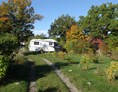 Wohnmobilstellplatz: Einzelplatz für ein Wohnmobil auf naturschönem Grundstück mit eigenem Garten - Einzelner freistehender Wohnmobilplatz auf der Halbinsel Knösö (Schweden)