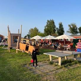 Wohnmobilstellplatz: Tischtennisspiel in der Abendsonne - ostseequelle.camp