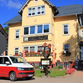 Wohnmobilstellplatz: Unser Café-Restaurant "Haus Flora", direkt gegenüber dem Stellplatz,
mit Shuttleservice - Wohnmobilstellplatz Oberhof
