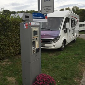 Wohnmobilstellplatz: Neuen Ticketautomat in der Einfahrt zum Stellplatz.
Bezahlung per EC-Karte, Münzen und Handy-App. - Wohnmobilhafen Marina-Rünthe