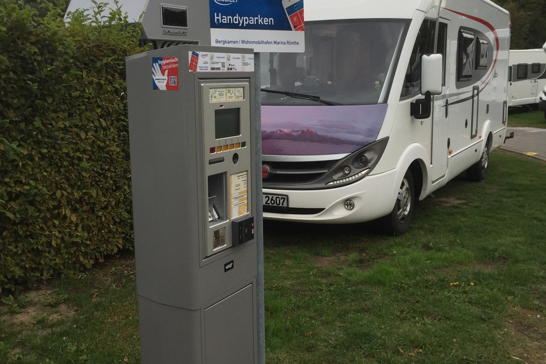 Wohnmobilstellplatz: Neuen Ticketautomat in der Einfahrt zum Stellplatz.
Bezahlung per EC-Karte, Münzen und Handy-App. - Wohnmobilhafen Marina-Rünthe
