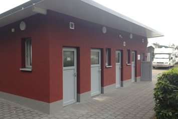 Wohnmobilstellplatz: Sanitärgebäude - Reisemobilpark Saarburg