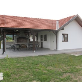 Wohnmobilstellplatz: Terrasse und Grillmöglichkeit - Sabljaci