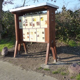Wohnmobilstellplatz: Bieneninfostand an der alten Walze auf dem Klaukenhof - Freizeitpark Klaukenhof