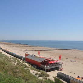 Wohnmobilstellplatz:  Strand hinter dem Campingplatzm mit Strandresaurant/bar Neptunes. - Camping Janse Zoutelande