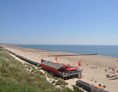 Wohnmobilstellplatz:  Strand hinter dem Campingplatzm mit Strandresaurant/bar Neptunes. - Camping Janse Zoutelande