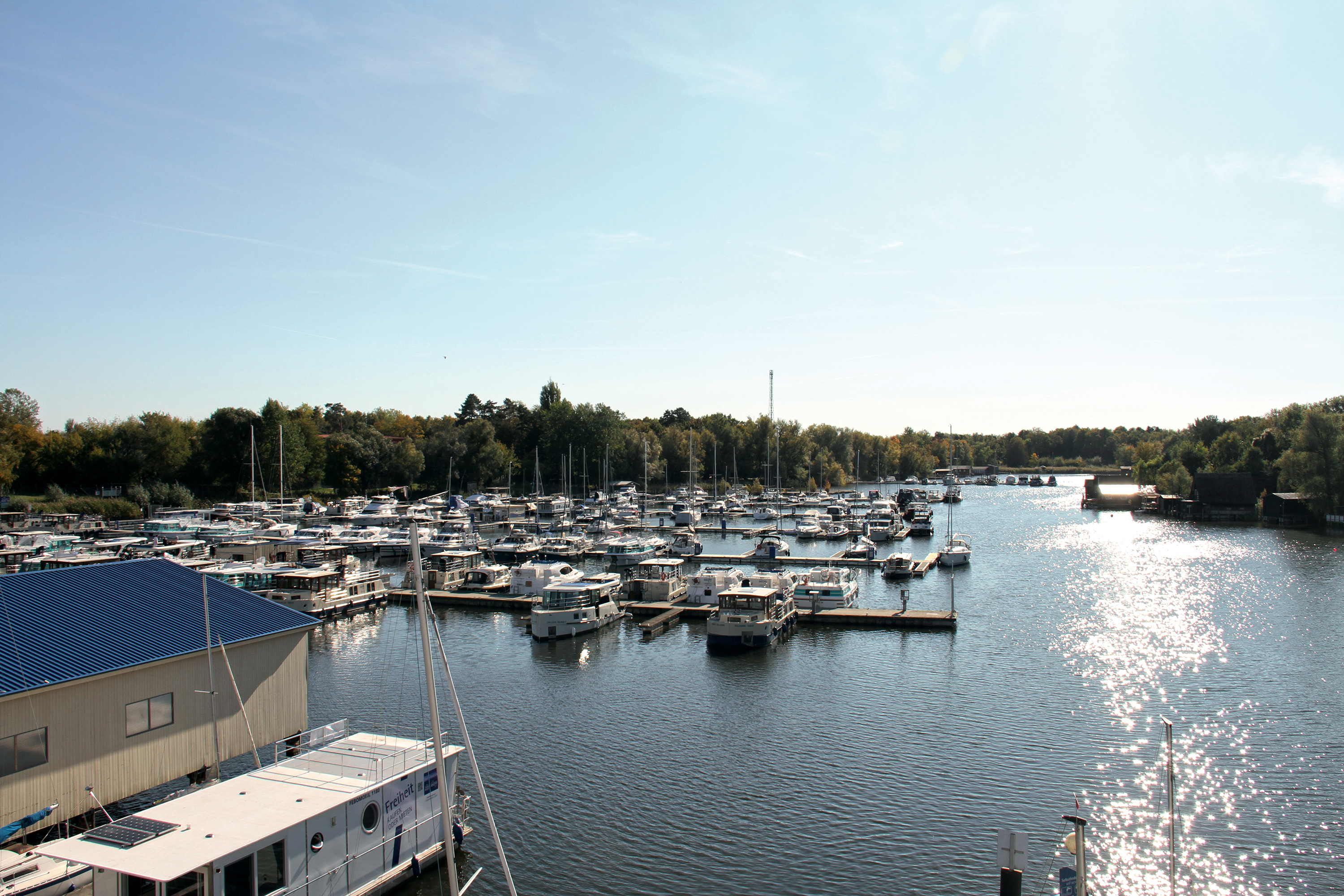 Camping en el lago interior más grande de Alemania: autocaravana Marina Müritz - stellplatz.info