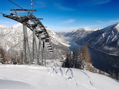 Stellplatz an Bergbahn Ski fahren