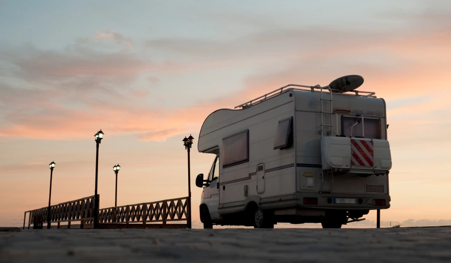 Camping-car au coucher du soleil