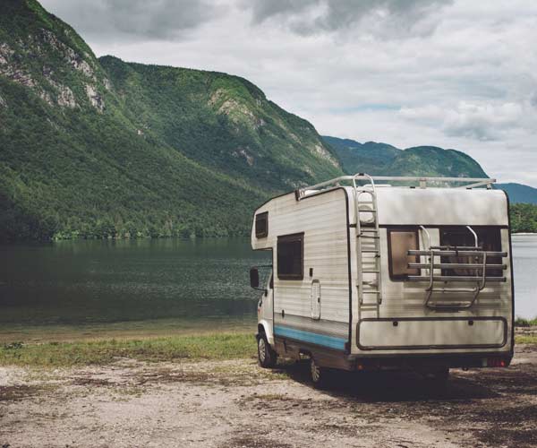 Au bord du lac en camping-car