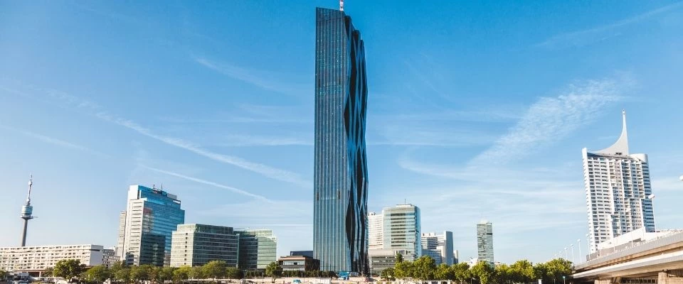 Wohnmobil vor der Wiener Skyline mit DC Tower und Donau