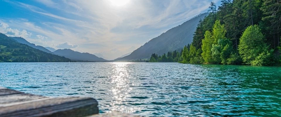 Kampeerplaats aan het meer in Karinthië met turquoise water