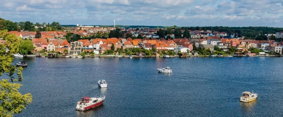 Mecklenburgische Seenplatte mit Hausbooten und Wohnmobilen