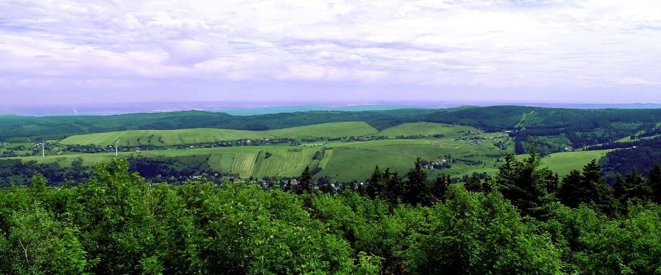 Emplacement pour camping-car dans les monts Métallifères avec vue panoramique sur les montagnes