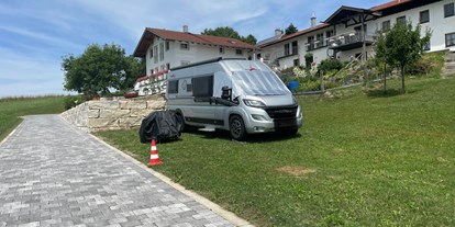 Motorhome parking space - Frischwasserversorgung - Anning bei Sankt Georgen, Chiemgau - Am besten so hinstellen. - Abgelegener Stellplatz mit einzigartigen Bergblick