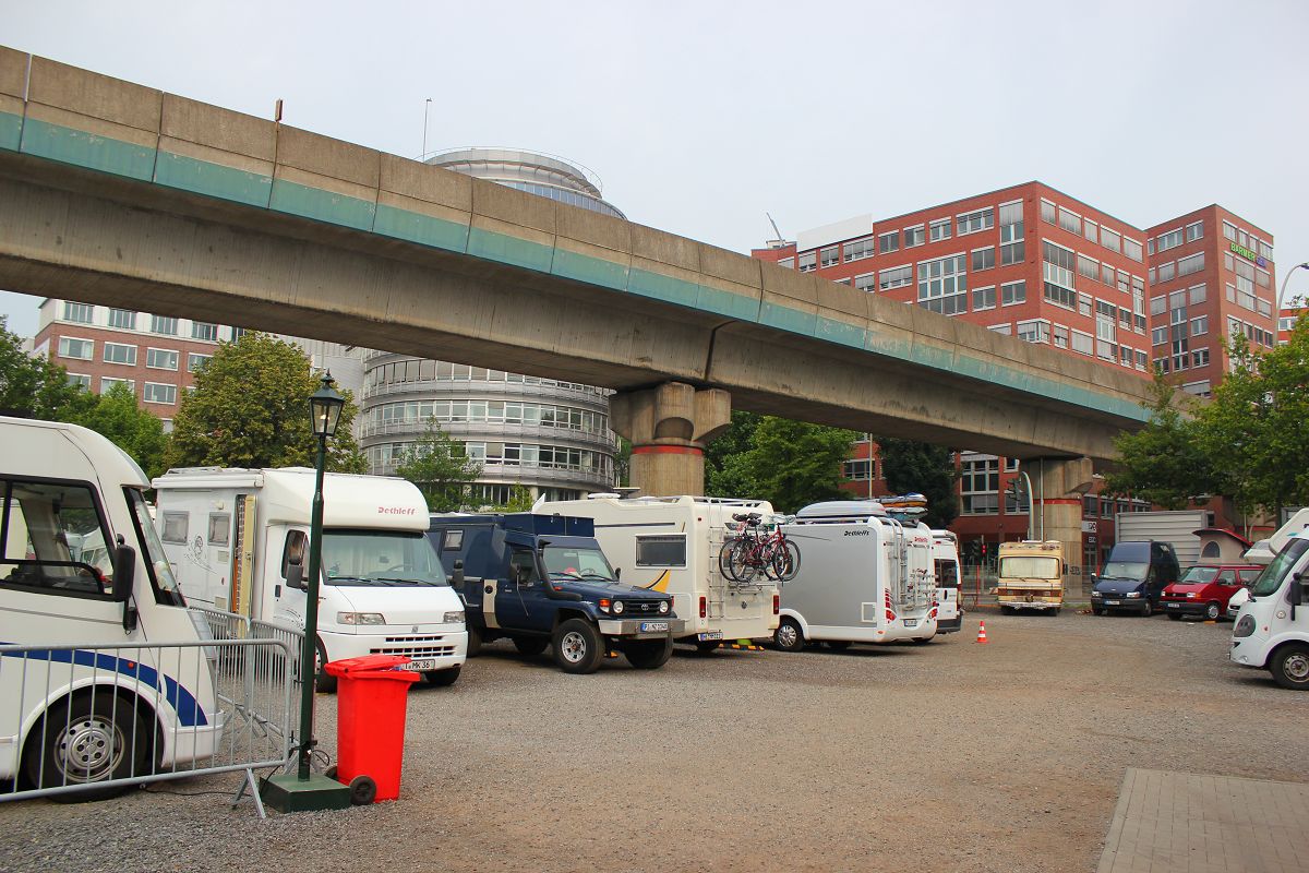 Reisemobilstellplatz - Grönwohld - Stellplätze (ca. 60) ziemlich zentral und direkt unter/neben der Hochbahn - Wohnmobilhafen Hamburg