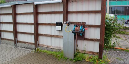 Reisemobilstellplatz - Entsorgung Toilettenkassette - Grünendeich - Ver- und Entsorgungsstation für Kunden am Platz kostenlos, sonst 3 Euro - Wohnmobilhafen Hamburg