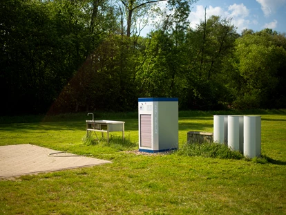 Motorhome parking space - Entsorgung Toilettenkassette - Germany - Reisemobilstellplatz Hartensbergsee - Reisemobil Wiese