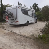 Place de stationnement pour camping-car - Stellplatz von der Zufahrt aus gesehen - Quinta Arcadia bei Lissabon